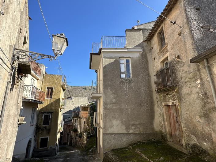 Image No.25-3 Bed Townhouse for sale