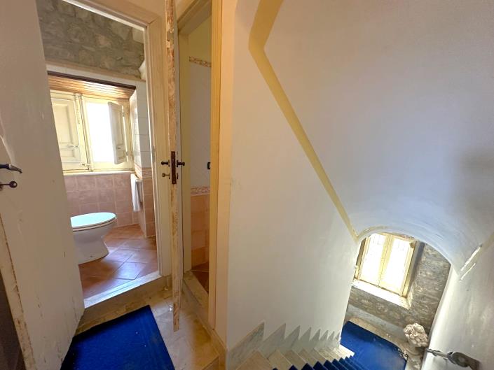 Image No.38-5 Bed Restaurant for sale