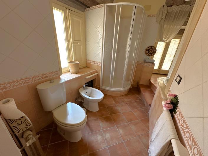 Image No.33-5 Bed Restaurant for sale