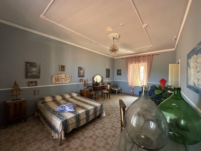 Image No.32-5 Bed Restaurant for sale