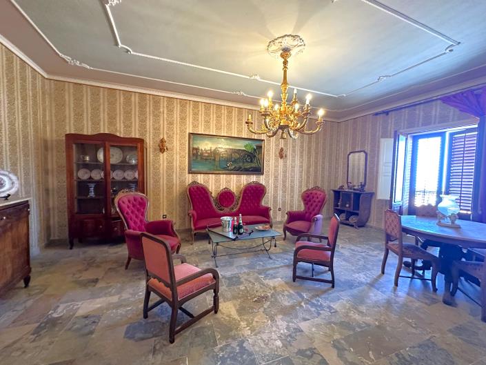 Image No.24-5 Bed Restaurant for sale