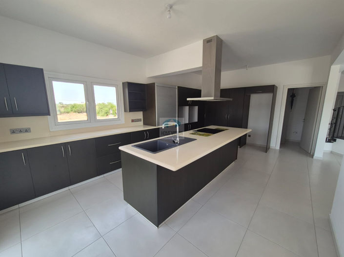 Image No.8-3 Bed Villa for sale