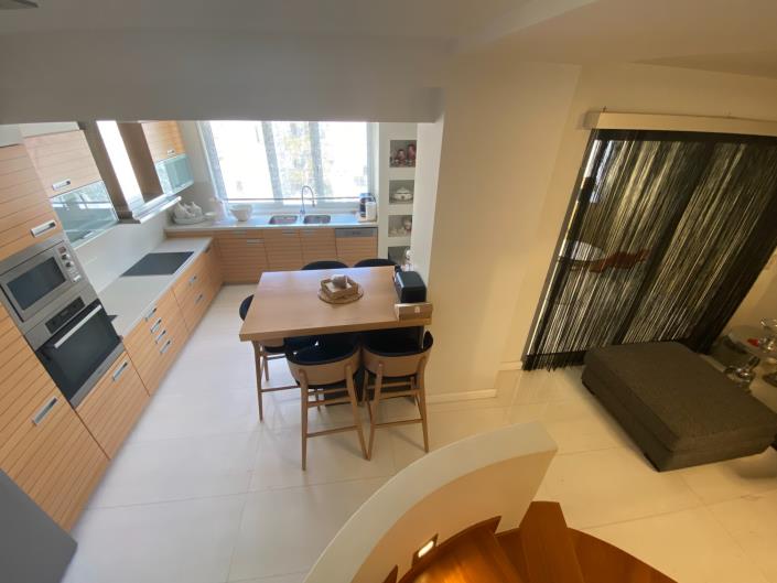 Image No.8-4 Bed Maisonette for sale