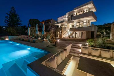 1 - Portocheli, Villa