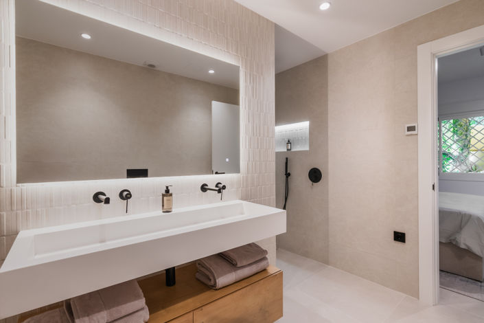 Image No.17-4 Bed Property for sale