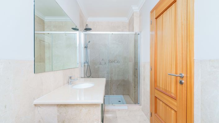 Image No.20-7 Bed Villa for sale