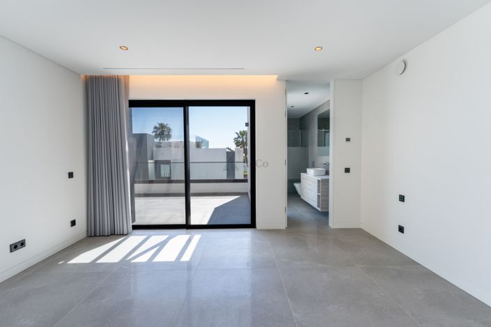 Image No.19-4 Bed Villa for sale