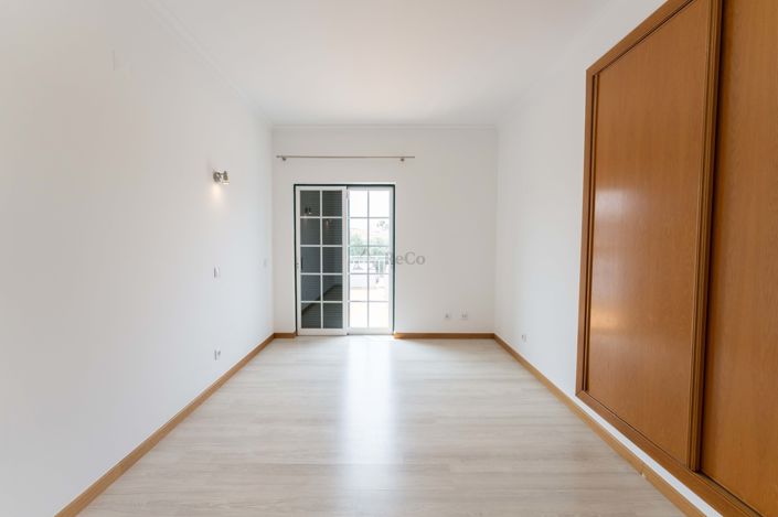 Image No.17-4 Bed Townhouse for sale