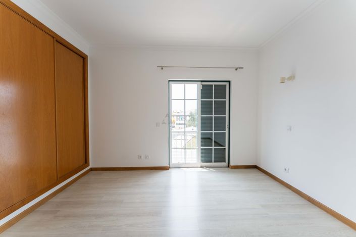 Image No.22-4 Bed Townhouse for sale