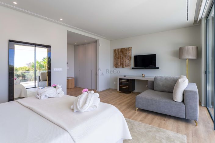 Image No.40-8 Bed Villa for sale