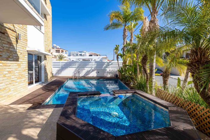 Image No.26-6 Bed House for sale