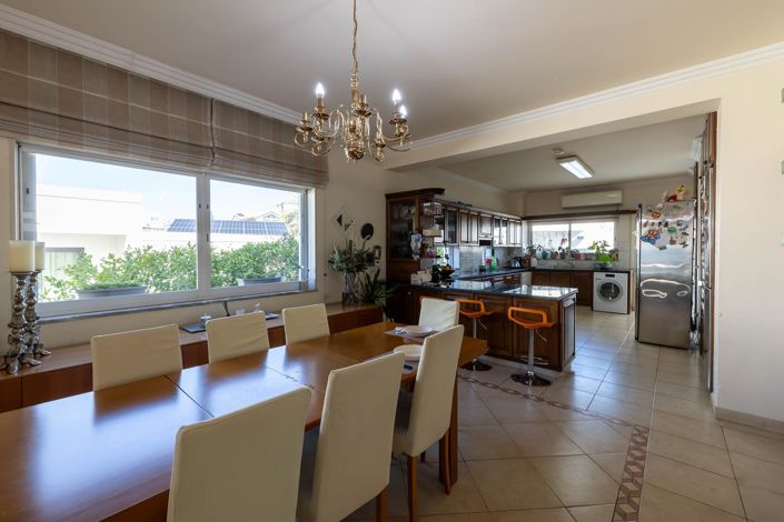 Image No.6-6 Bed House for sale