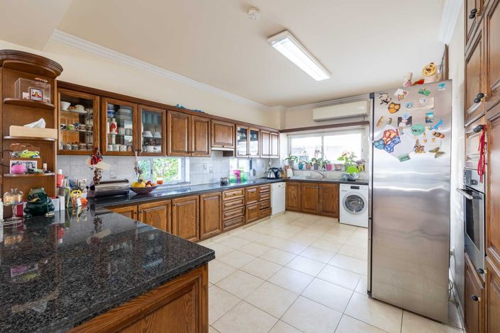 Image No.8-6 Bed House for sale