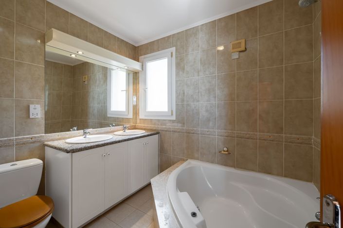 Image No.23-4 Bed House for sale