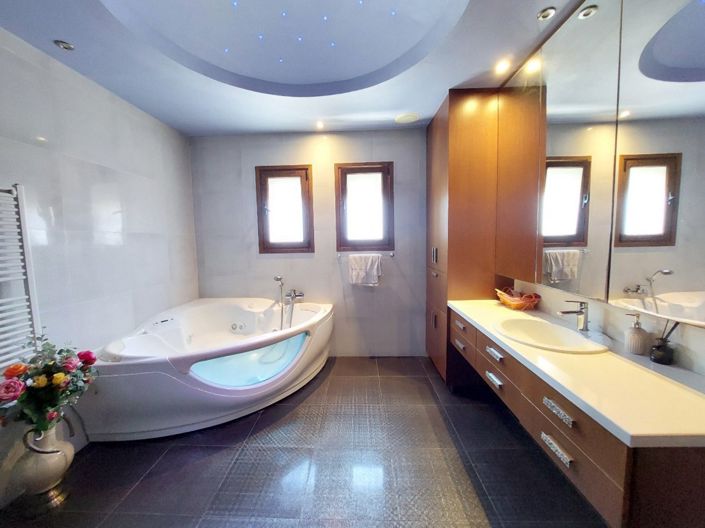 Image No.12-4 Bed House for sale