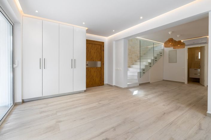 Image No.8-4 Bed House for sale