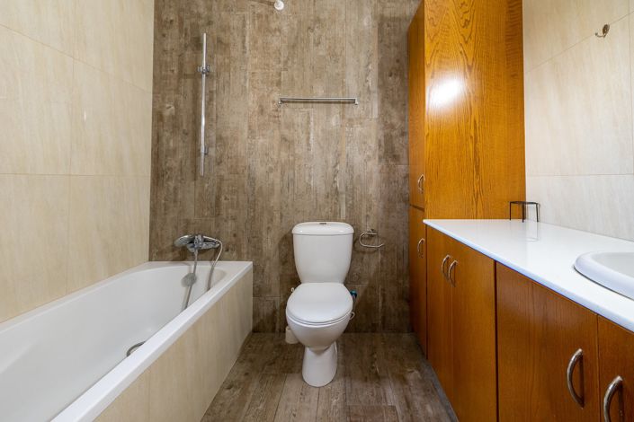 Image No.16-5 Bed House for sale