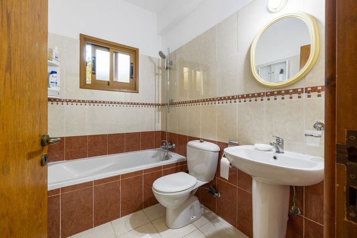 Image No.25-5 Bed House for sale