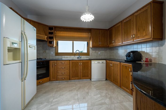 Image No.8-5 Bed House for sale