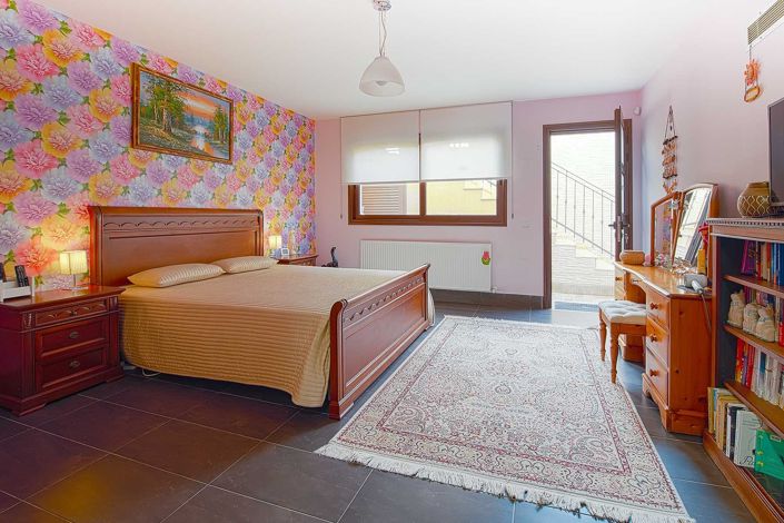 Image No.10-5 Bed House for sale