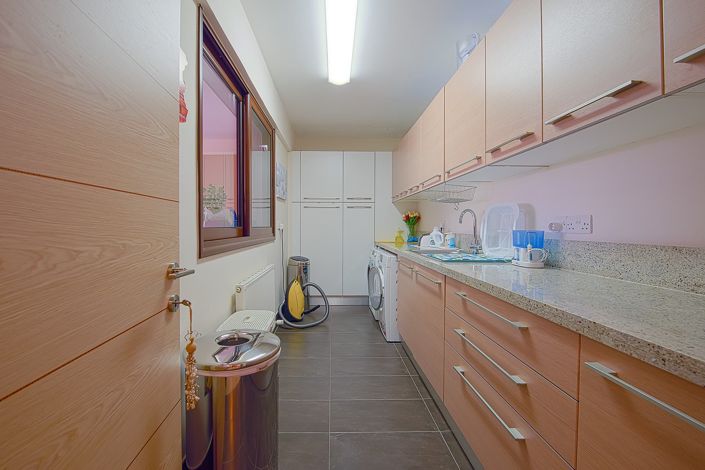 Image No.8-5 Bed House for sale