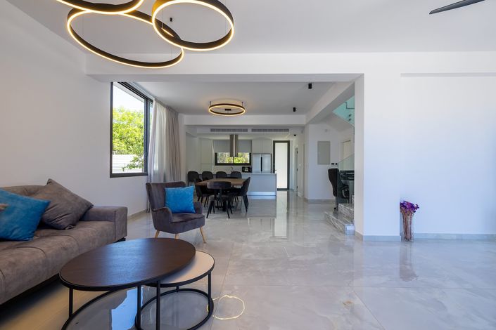 Image No.6-4 Bed House for sale