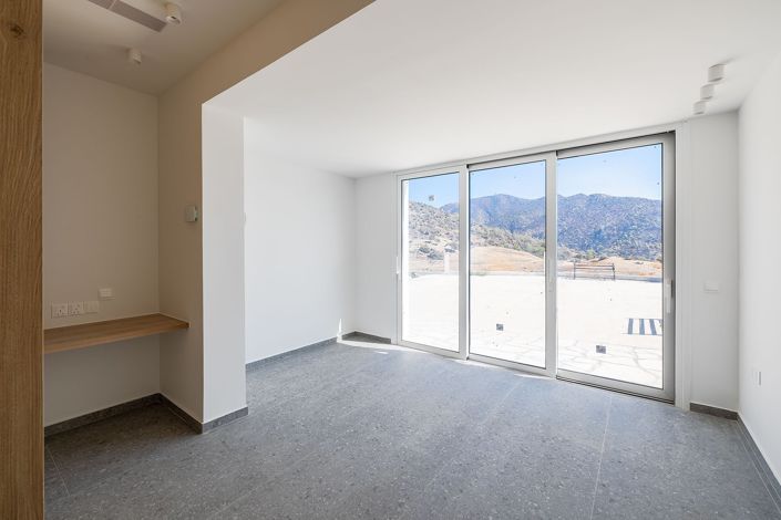 Image No.17-6 Bed House for sale