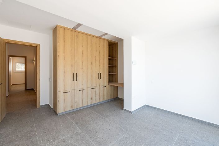 Image No.18-6 Bed House for sale