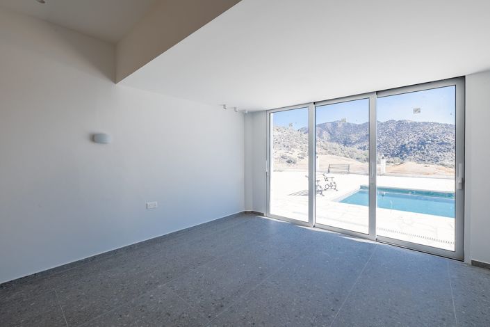 Image No.19-6 Bed House for sale