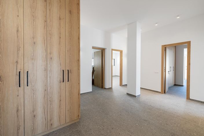 Image No.21-6 Bed House for sale