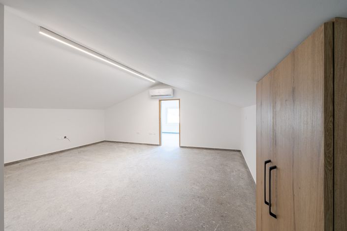 Image No.24-6 Bed House for sale