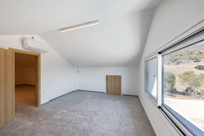 Image No.26-6 Bed House for sale