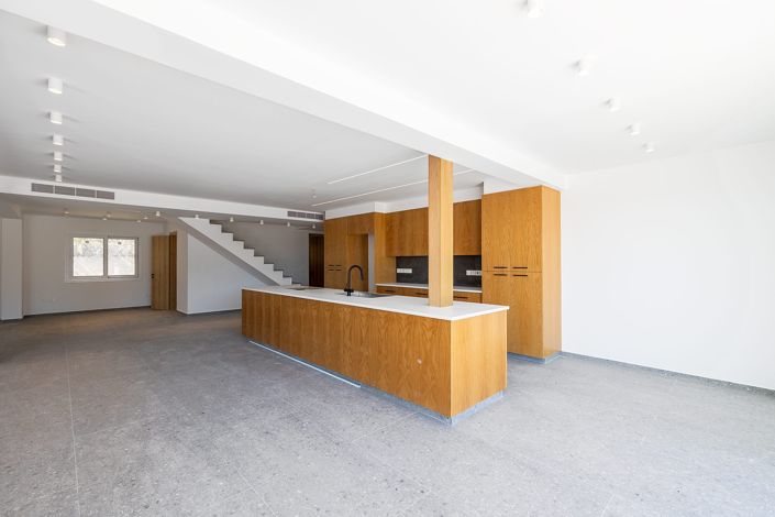 Image No.5-6 Bed House for sale