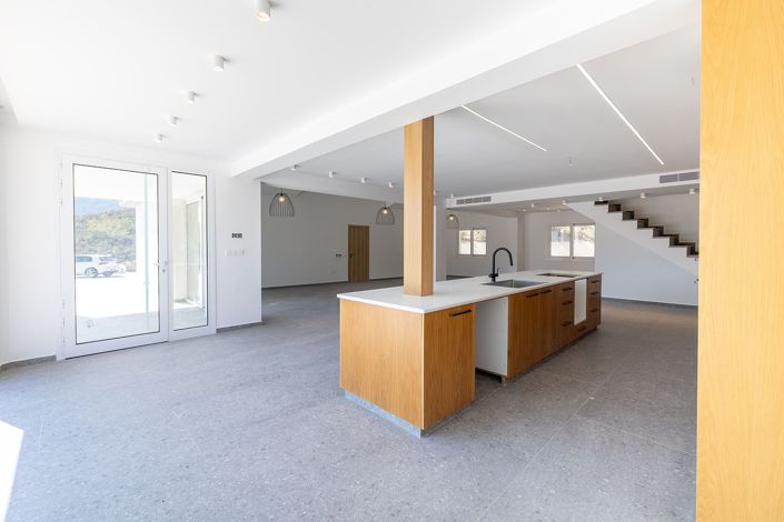 Image No.6-6 Bed House for sale