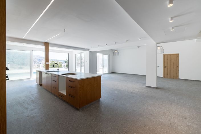 Image No.8-6 Bed House for sale