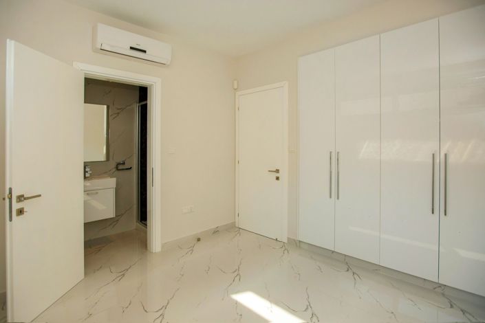 Image No.15-4 Bed House for sale