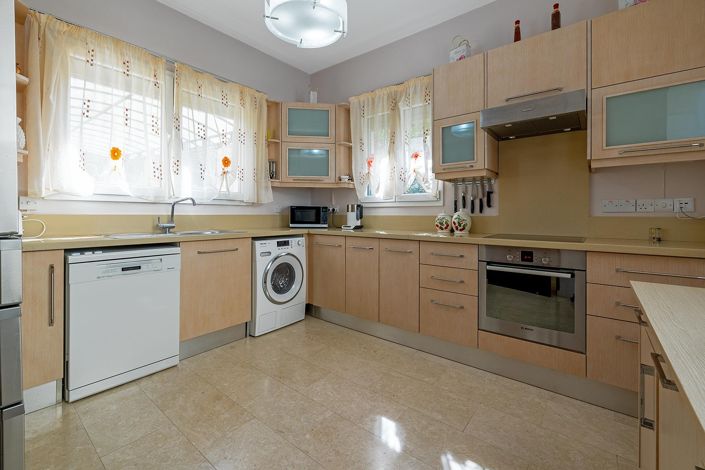 Image No.11-3 Bed House for sale