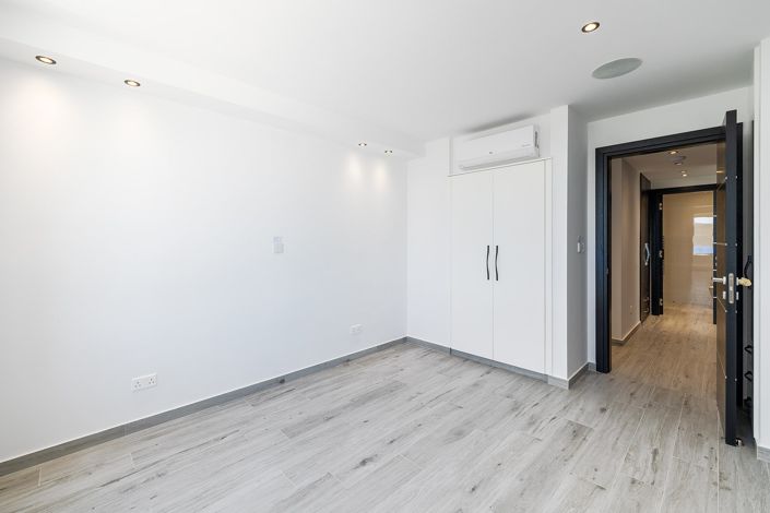 Image No.7-5 Bed House for sale