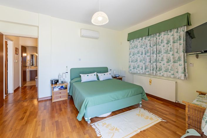 Image No.12-4 Bed House for sale