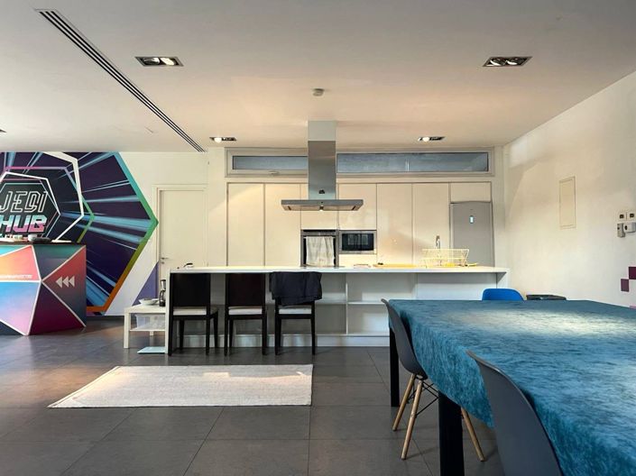 Image No.6-4 Bed Commercial for sale