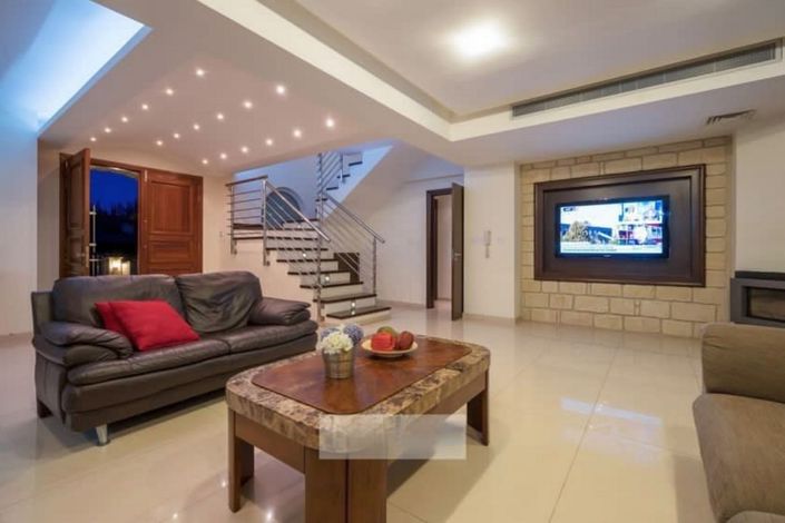 Image No.10-6 Bed House for sale