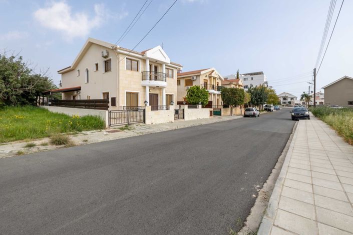Image No.1-6 Bed House for sale