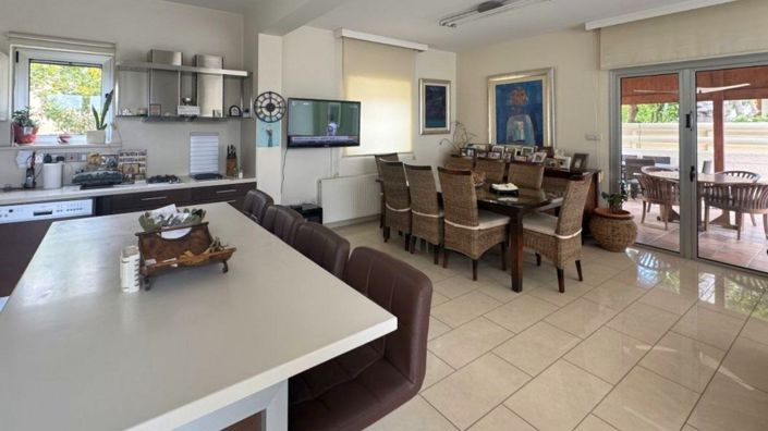 Image No.1-4 Bed Villa for sale