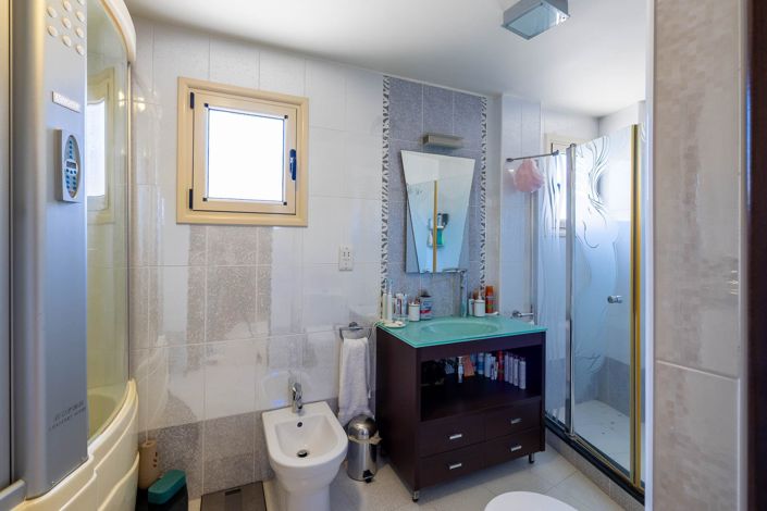 Image No.10-5 Bed House for sale