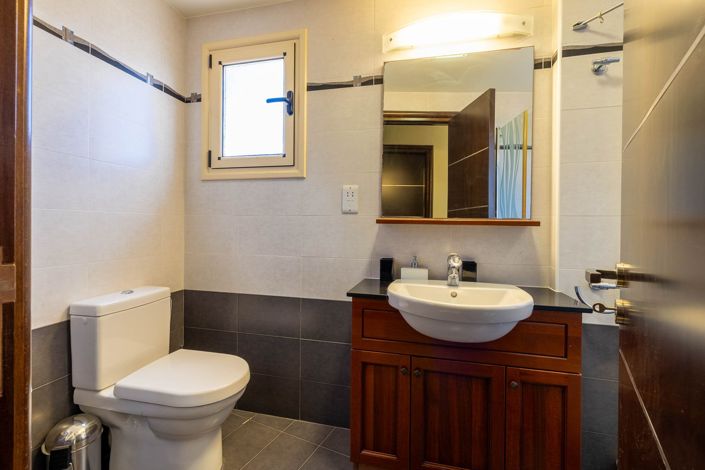 Image No.16-5 Bed House for sale