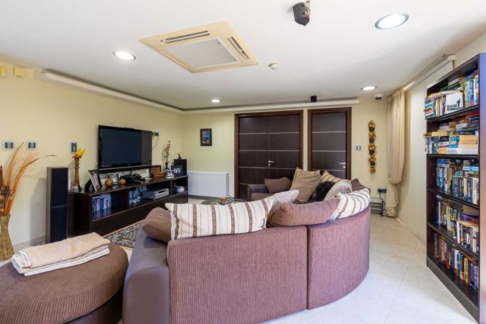 Image No.21-5 Bed House for sale