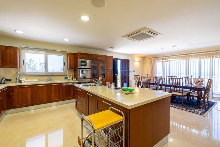 Image No.8-5 Bed House for sale