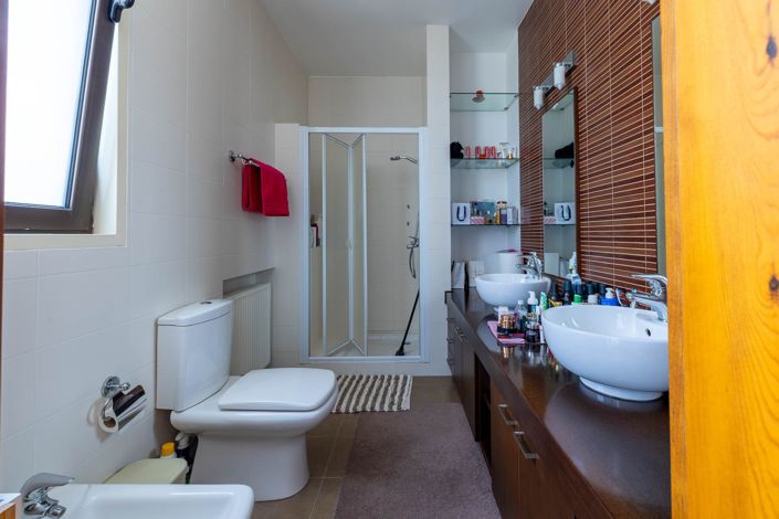 Image No.20-4 Bed House for sale