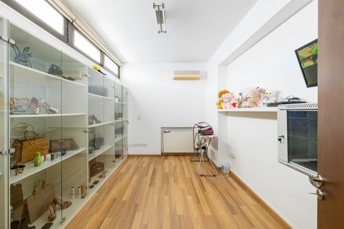 Image No.24-4 Bed House for sale