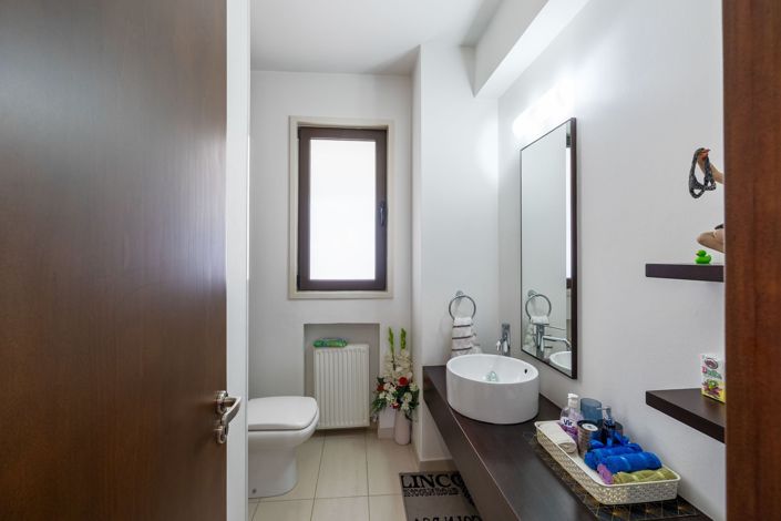 Image No.6-4 Bed House for sale